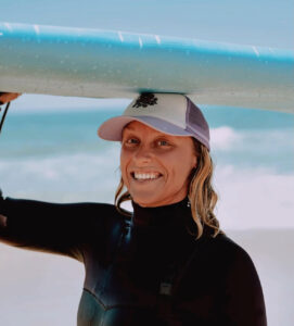 Monitrice de surf souriante à la plage des Sables d'Or à Anglet - Waïmea Surf School