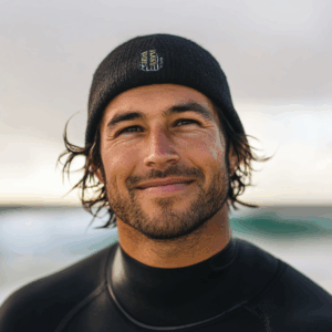 Samy, professeur de surf à la Waïmea Surf School à Anglet - portrait sur la plage des Sables d’Or