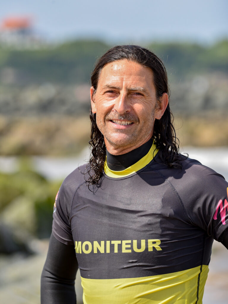 Mathias Bertoux, responsable de la Waïmea Surf School à Anglet, portrait sur la plage des Sables d'Or