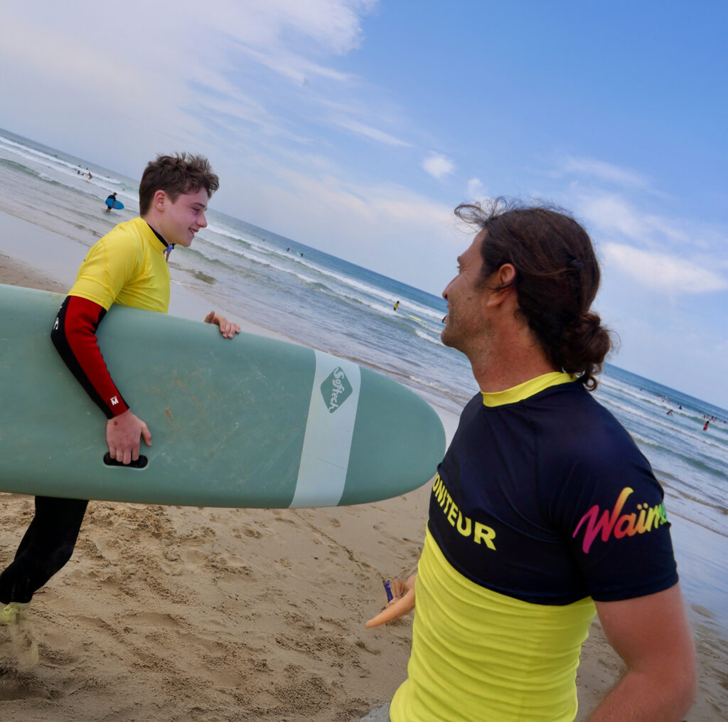 Moniteur de surf donnant un cours à un élève à la Waïmea Surf School à Anglet, plage des Sables d’Or